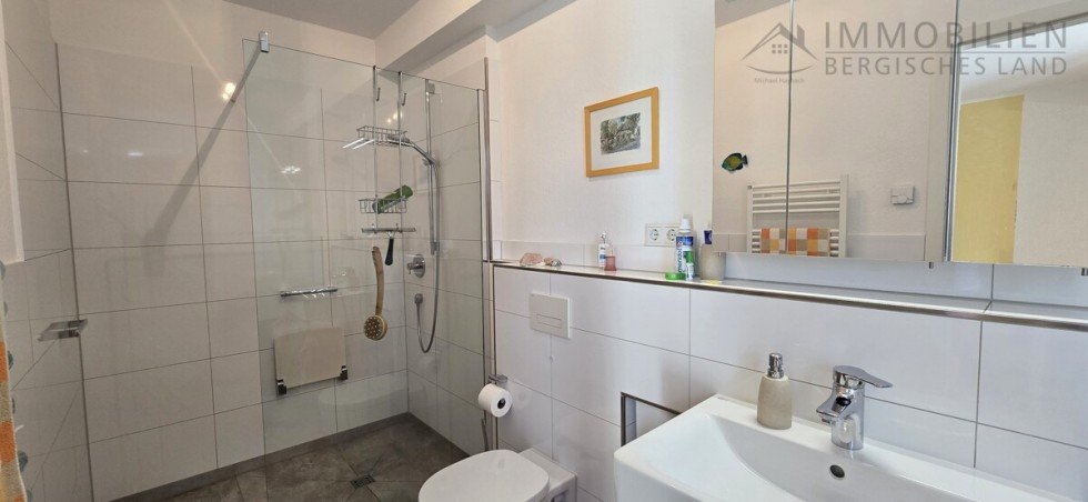 Helles Badezimmer Etagenwohnung H�ckeswagen