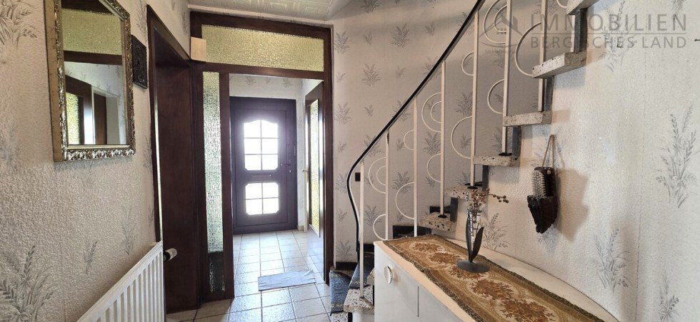 Blick zur Haust�r Reihenendhaus H�ckeswagen