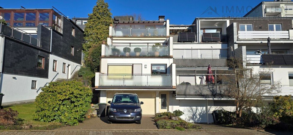 Stra�enansicht Reihenendhaus H�ckeswagen