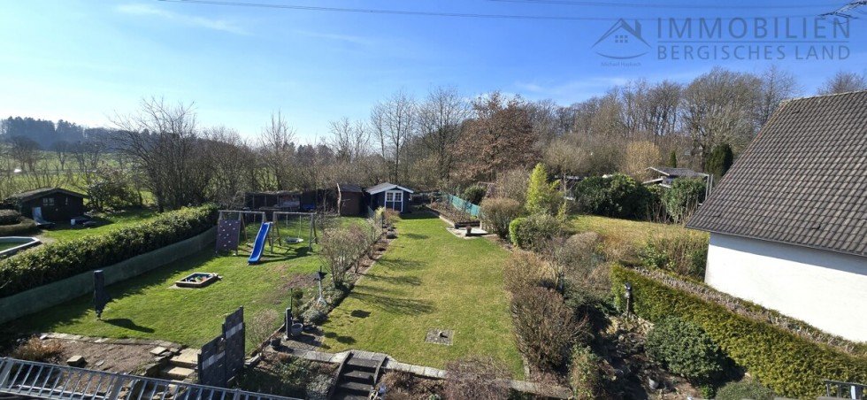 Blick in den Garten Doppelhaush�lfte H�ckeswagen