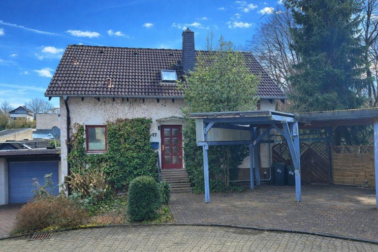 Ansicht Stra�e H�ckeswagen Einfamilienhaus EINFAMILIENHAUS MIT EINLIEGERWOHNUNG IN RUHIGER UND BELIEBTER SACKGASSENLAGE VON H�CKESWAGEN