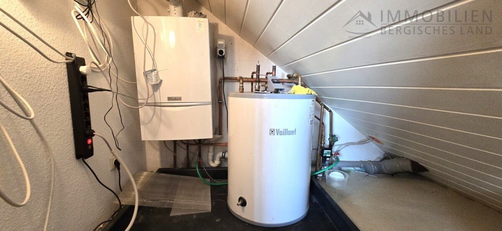 Gastherme mit Warmwasserspeicher Doppelhaush�lfte H�ckeswagen