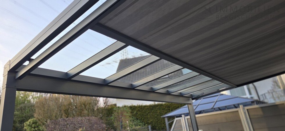 ...mit Beschattung Doppelhaush�lfte H�ckeswagen