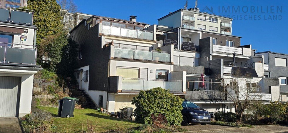 Stra�enansicht Reihenendhaus H�ckeswagen