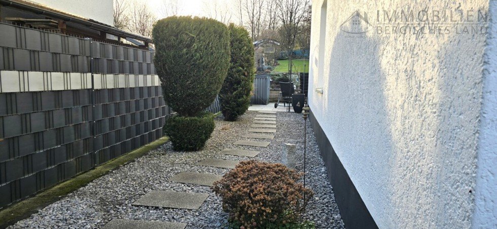 Seitliche Zuwegung Doppelhaush�lfte H�ckeswagen