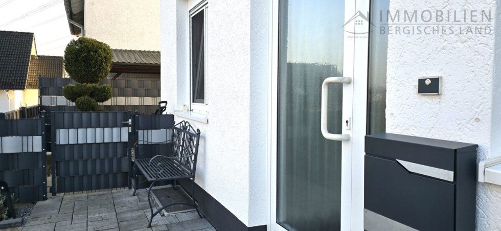 Vor der Haust�r Doppelhaush�lfte H�ckeswagen