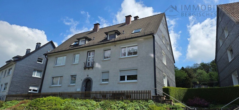 Stra�enansicht Dachgeschosswohnung H�ckeswagen