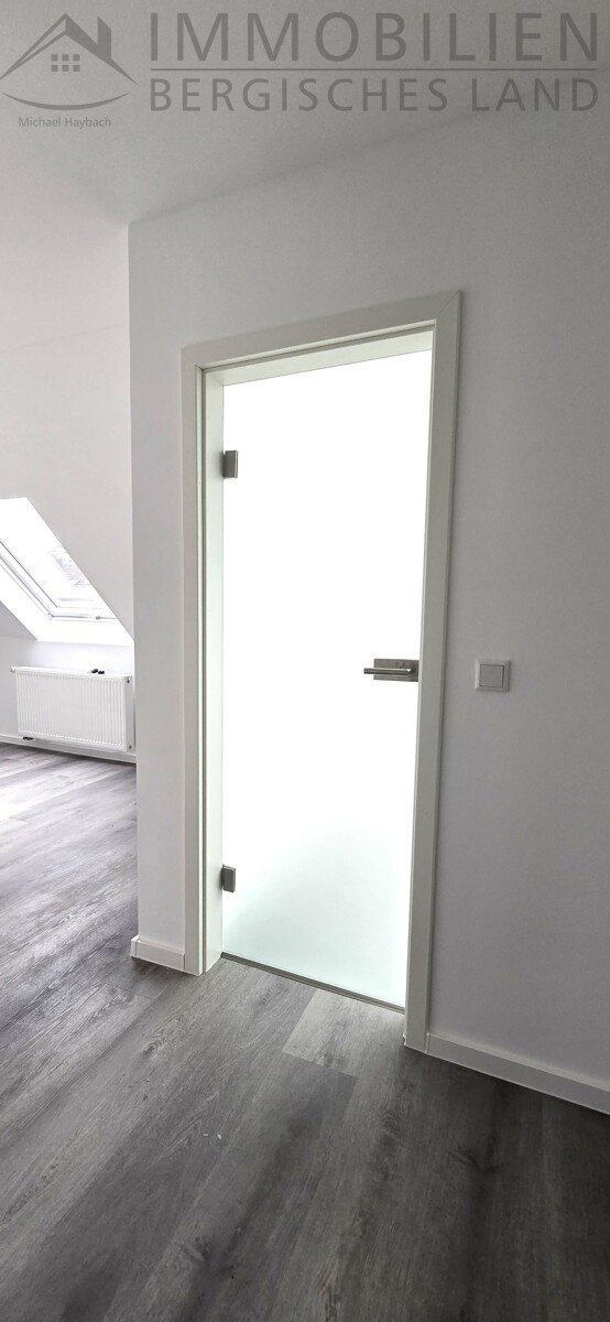 Glast�r zum Bad Dachgeschosswohnung Remscheid