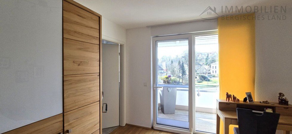 Schlafzimmer mit Zugang Balkon Etagenwohnung H�ckeswagen