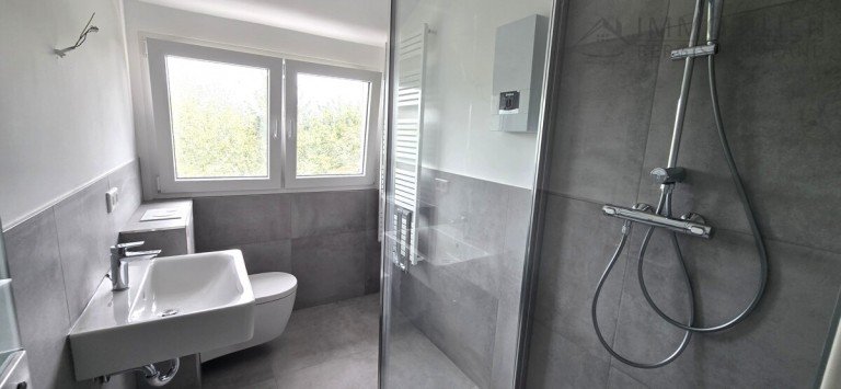 Modernes Badezimmer... Remscheid Dachgeschosswohnung MODERNE 2-ZIMMER-DACHGESCHOSSWOHNUNG MIT SCH�NEM AUSBLICK �BER REMSCHEID